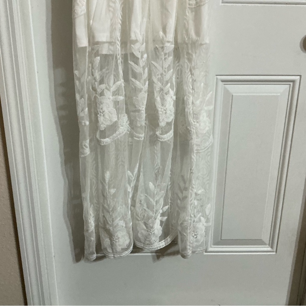 Elegant White Lace Dress - Picture 9 of 11
